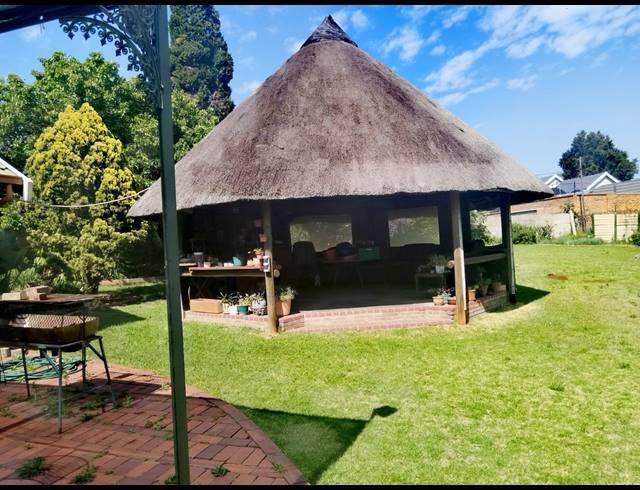 4 BEDROOM APARTMENT FOR SALE IN VAN RIEBEECK PARK